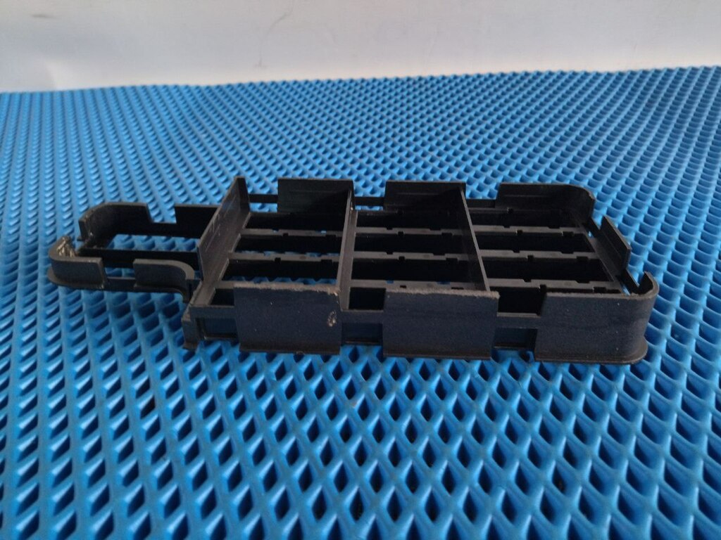 рамка блока предохранителей б/у - 1